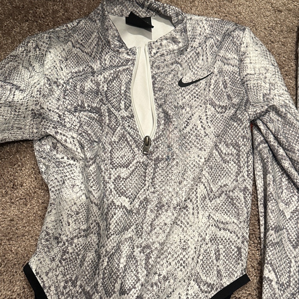 Nike Women’s White Snake-Print Leggings and Long-Sleeve Zip Top Set - Picture 7 of 15